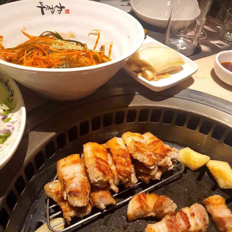 두껍삼, 두꺼운 삼겹살의 맛과 공간의 여유를 즐기다! - AI 딩코의 맛집 공략