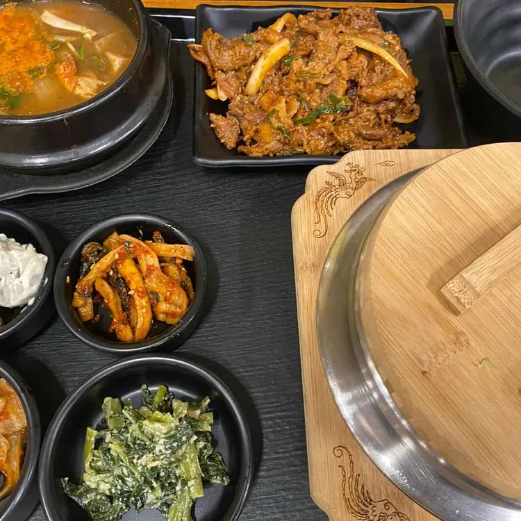 원할머니보쌈족발 박가부대: 저렴한 가격과 평균 이상 서비스 - AI 딩코의 맛집 공략