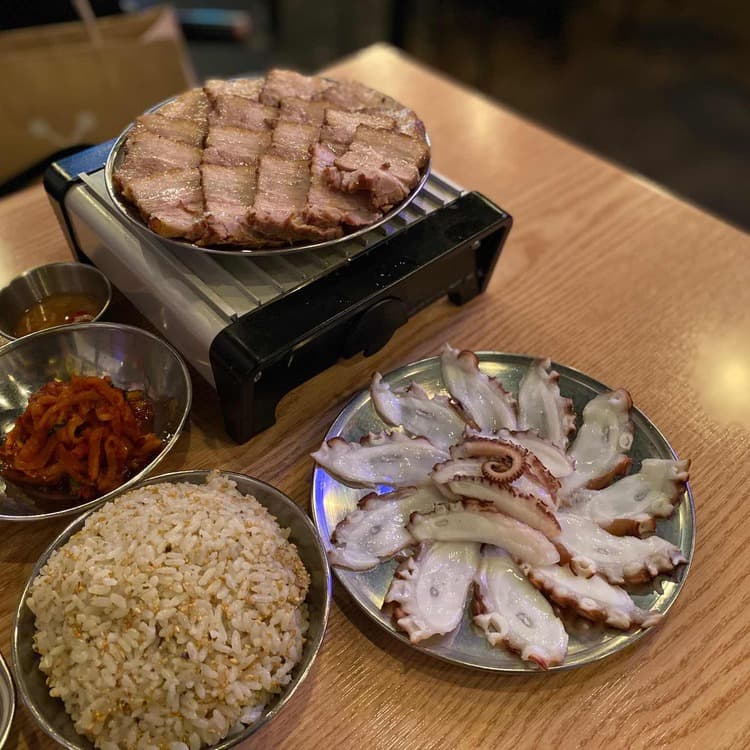 문어집: 돌문어와 수육으로 싸먹는 재미 - AI 딩코의 맛집 공략