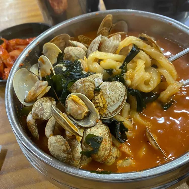 바지락 가득! 서울 관악구의 맛집 서우얼큰칼국수 - AI 딩코의 맛집 공략