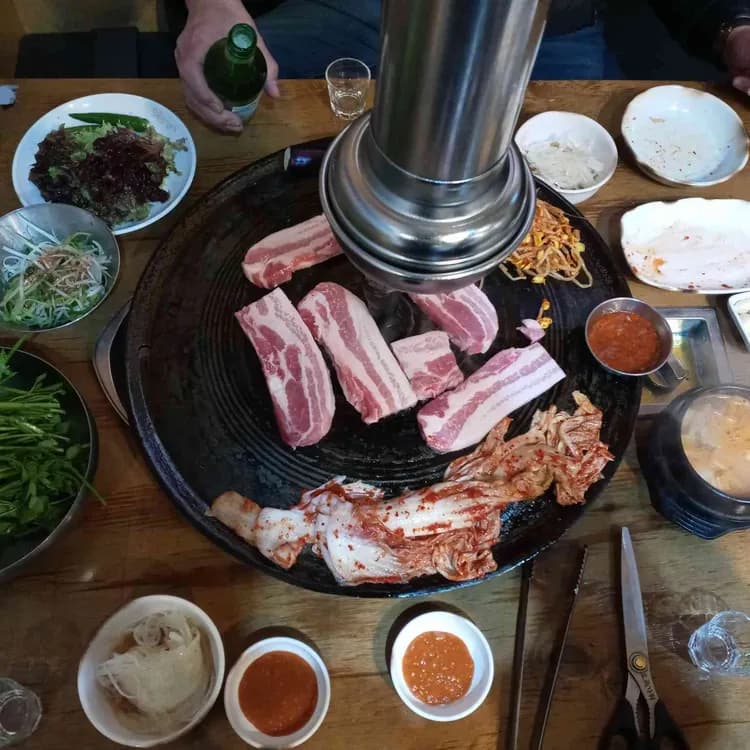 미나리 고사리 솥뚜껑 생삼겹살 - AI 딩코의 맛집 공략