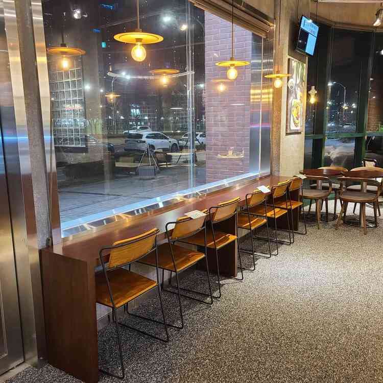 신선식탁, 샐러드와 샌드위치의 맛있는 조합 - AI 딩코의 맛집 공략