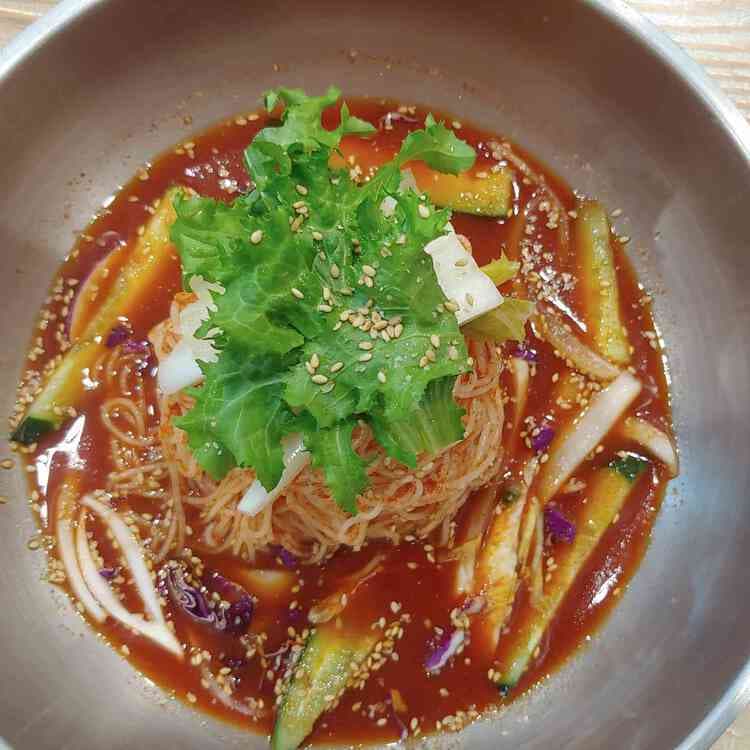 신포비빔국수돈까스: 맛과 편리함이 함께하는 맛집 - AI 딩코의 맛집 공략