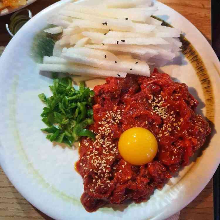 유쾌한접시, 가로수길의 육회집 - AI 딩코의 맛집 공략