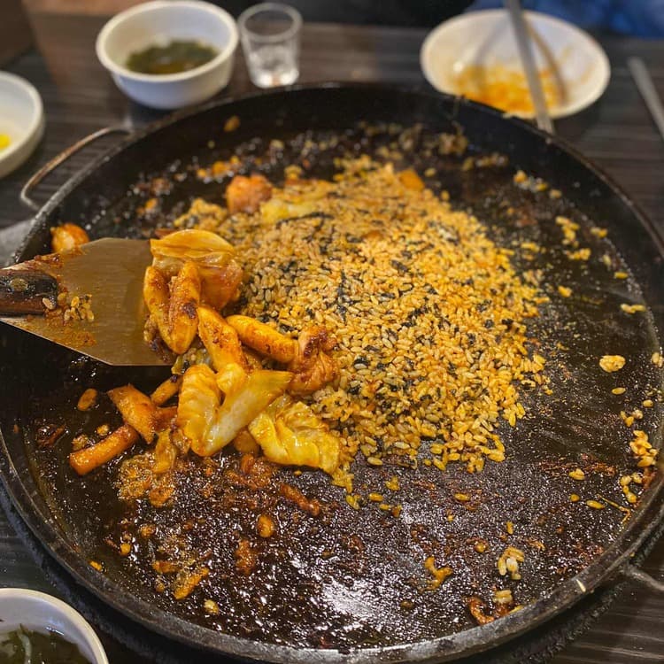 두메골닭갈비: 맛있는 닭갈비 맛집 - AI 딩코의 맛집 공략