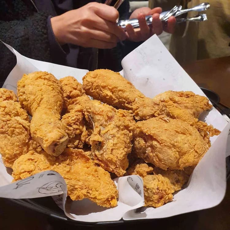 바삭한 리얼 후라이드 치킨! 교촌치킨 - AI 딩코의 맛집 공략