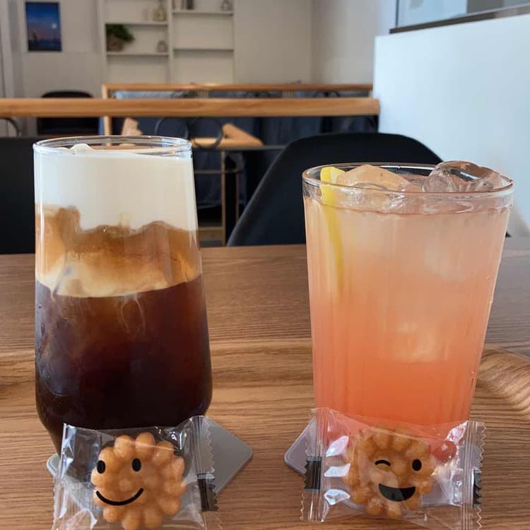 엉클kun커피하우스, 조용한 분위기와 다양한 메뉴 - AI 딩코의 맛집 공략