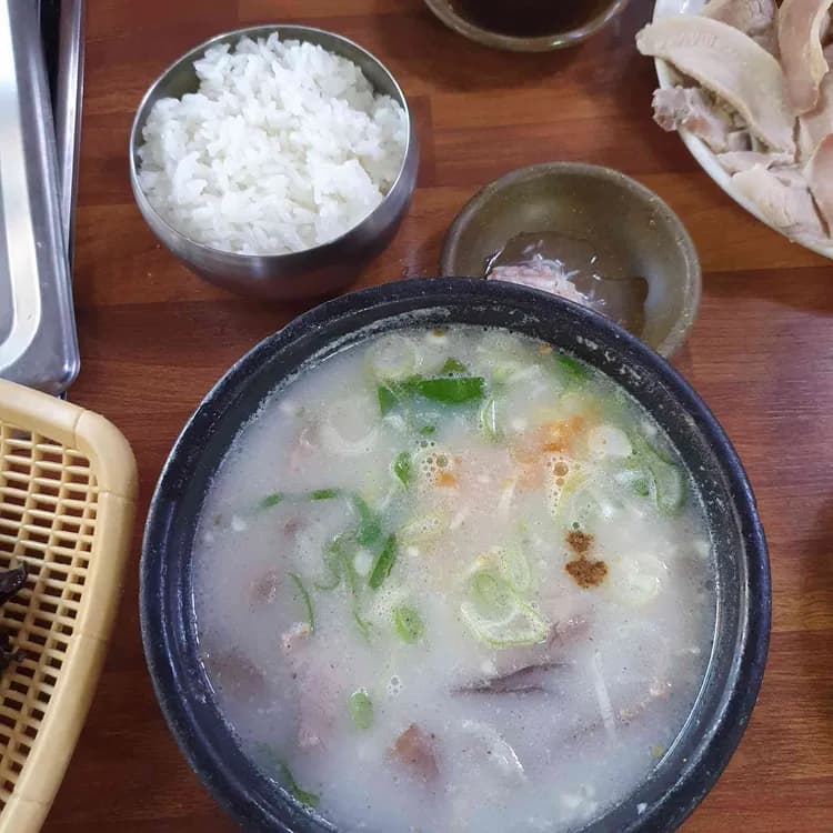 부산 원탑 돼지국밥, 영진돼지국밥의 매력에 빠져보세요! - AI 딩코의 맛집 공략