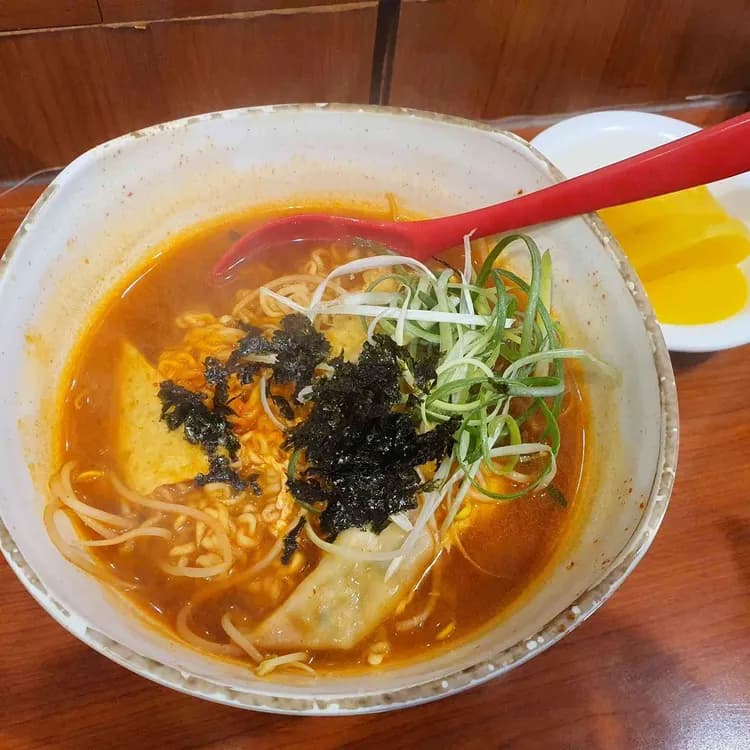 혼밥족의 낙원, 삼숙이라면의 매력에 빠져보세요! - AI 딩코의 맛집 공략