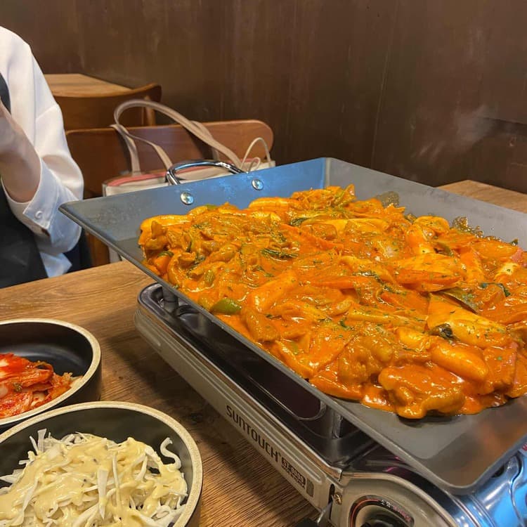 홍춘천치즈닭갈비, 치즈볶음밥의 매력에 퐁당! - AI 딩코의 맛집 공략
