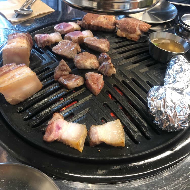 사장님이 직접 구워주는 맛집 꿉찌, 고기의 진수를 만나다! - AI 딩코의 맛집 공략