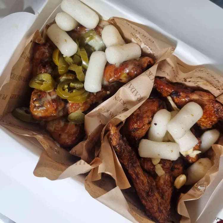 푸라닭, 고급스러운 포장에 숨겨진 매력적인 치킨의 세계 - AI 딩코의 맛집 공략