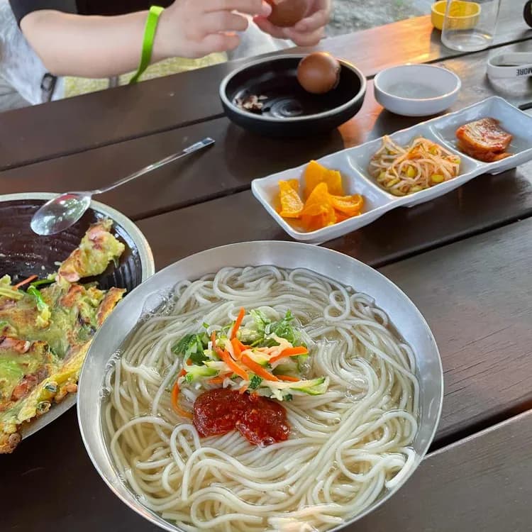 할머니시장국수, 분위기와 맛 최고! - AI 딩코의 맛집 공략