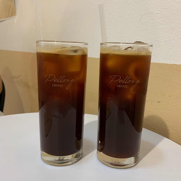 펠롱커피, 예쁜 원목 인테리어와 친절한 서비스 - AI 딩코의 맛집 공략