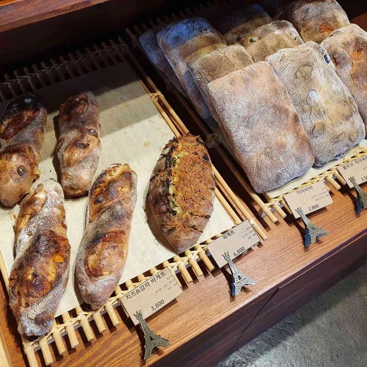 제주 르 바게트, 감자치즈 바게트와 에그타르트의 맛집 - AI 딩코의 맛집 공략