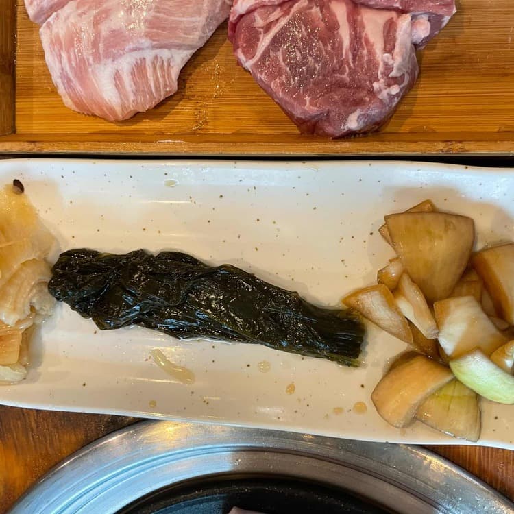 고기의 정석, 도야지에서 명이나물 쌈에 빠져보세요! - AI 딩코의 맛집 공략