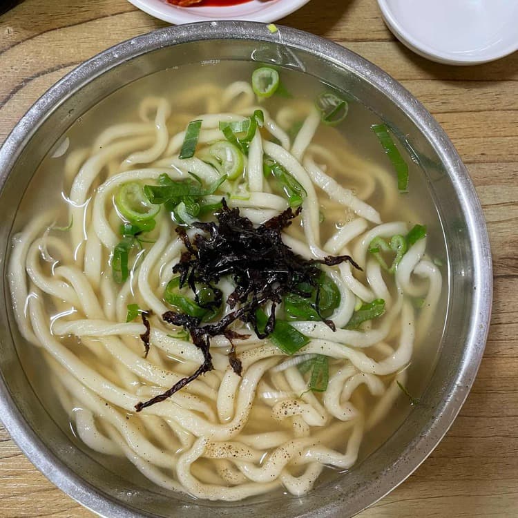 탱글한 면, 맛있는 칼국수 - AI 딩코의 맛집 공략