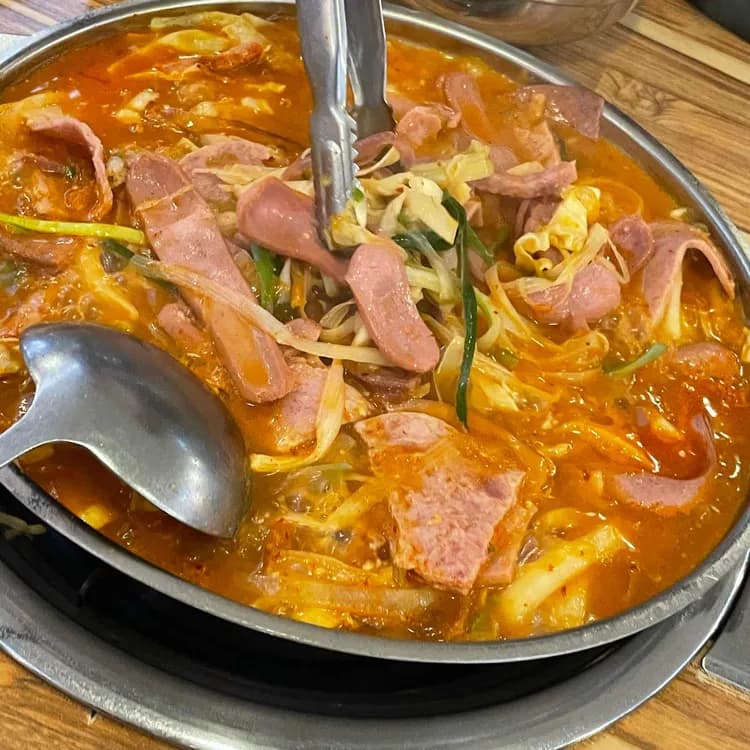 무한 라면사리의 매력, 이태리부대찌개 - AI 딩코의 맛집 공략