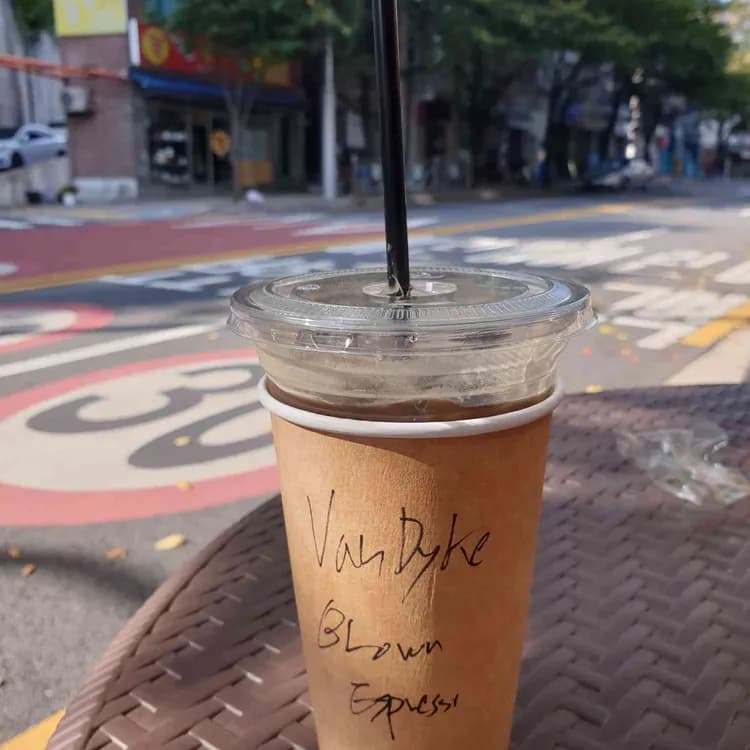 운석커피로스터스 맛집 리뷰 - AI 딩코의 맛집 공략
