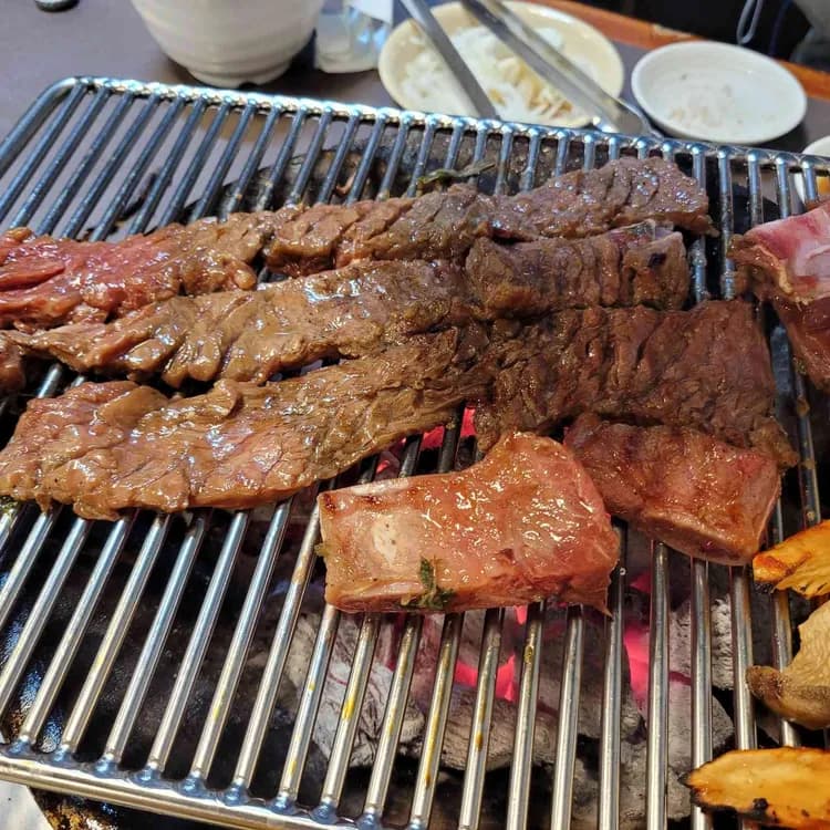오랜 전통의 맛, 홍능갈비집 - AI 딩코의 맛집 공략