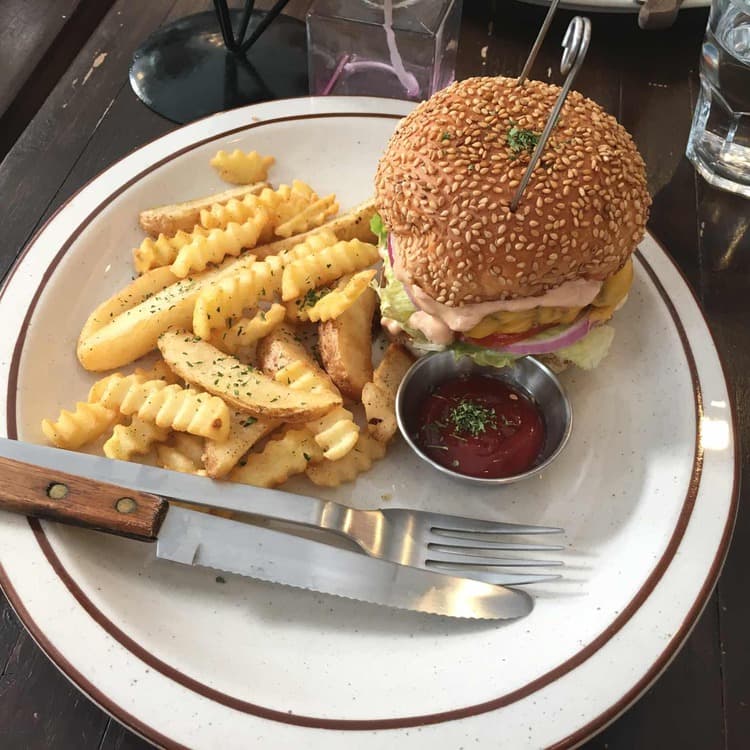 1989 비스트로: 친절한 서비스와 맛있는 수제버거 - AI 딩코의 맛집 공략