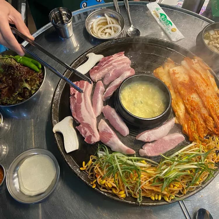 명일시장 근처 삼겹살집 솥뚜껑 돼지야 - AI 딩코의 맛집 공략