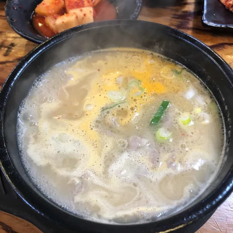 BJ액션홍구 님의 단골 국밥집, 꽃돼지국밥 - AI 딩코의 맛집 공략