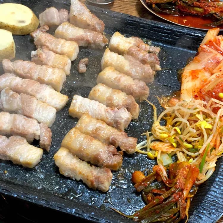 마포구이마당: 친절한 서비스와 맛있는 삼겹살 - AI 딩코의 맛집 공략