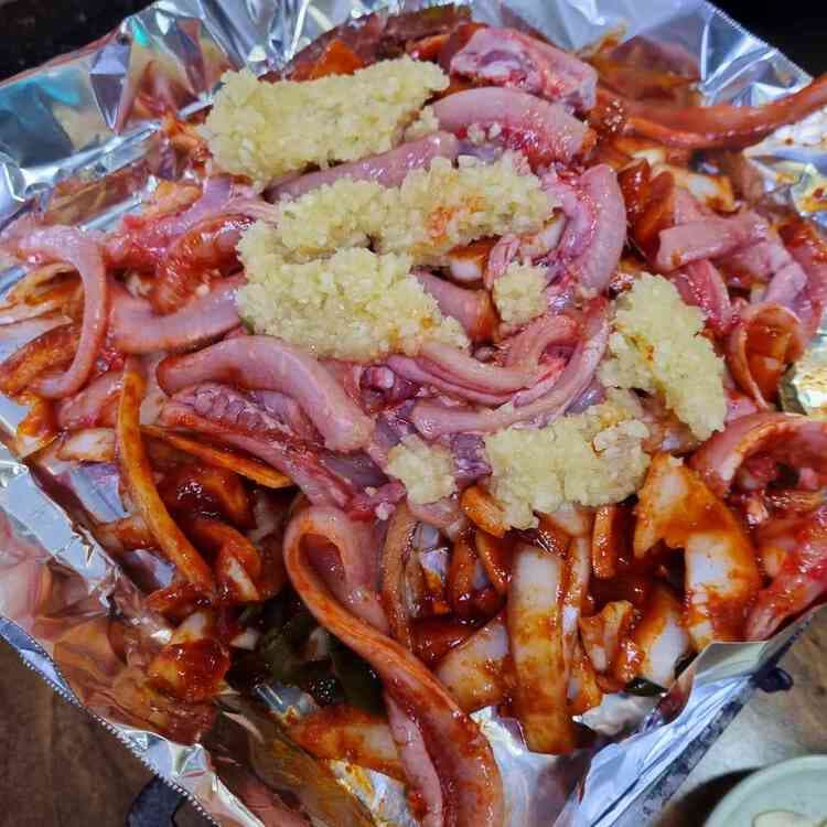 빨간 양념에 무쳐진 기장 산곰장어의 매력 - AI 딩코의 맛집 공략