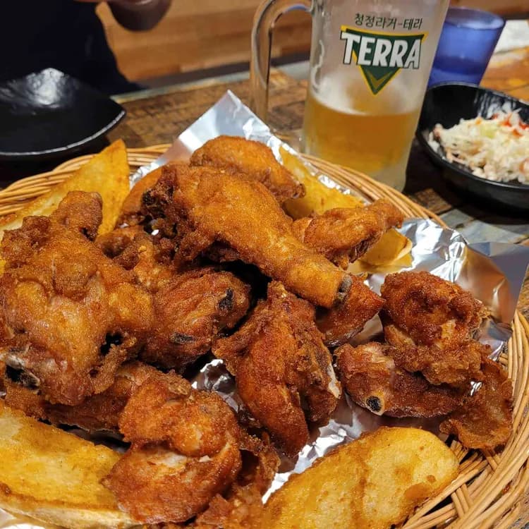 쾌적한 분위기, 바삭한 치킨 - AI 딩코의 맛집 공략