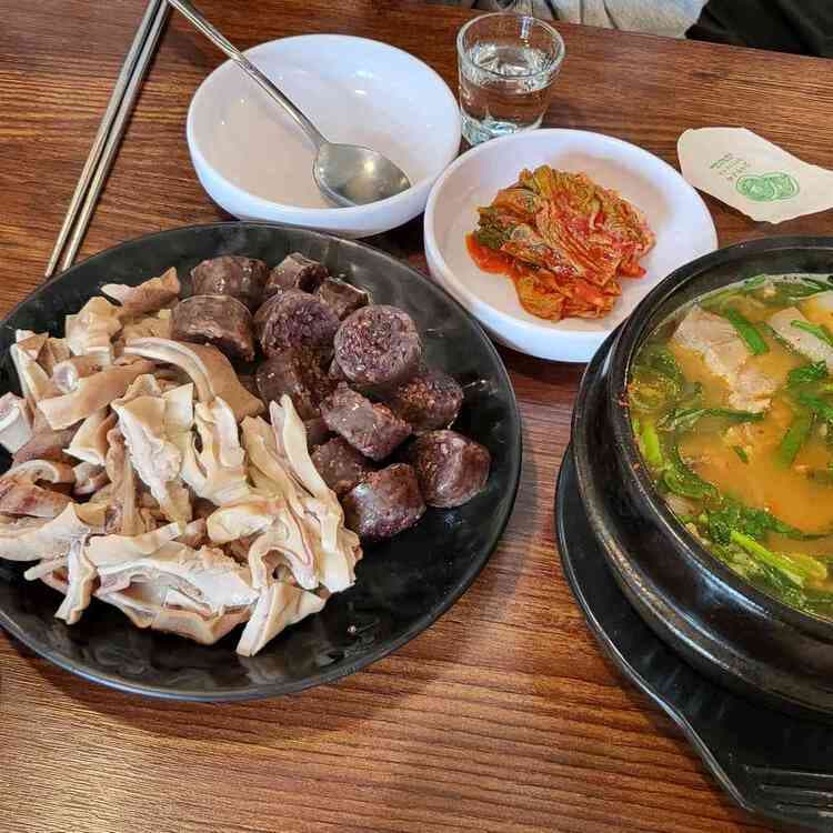 청담동의 숨겨진 보석, 청담순대국! - AI 딩코의 맛집 공략
