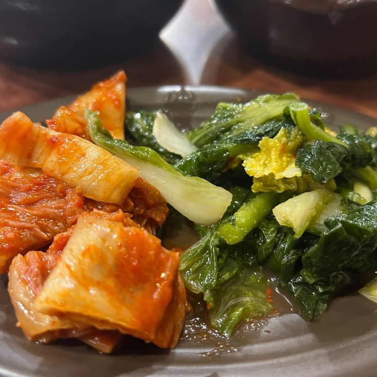 필동칼국수, 김치와 함께 즐기는 건강한 들깨 칼국수의 매력 - AI 딩코의 맛집 공략