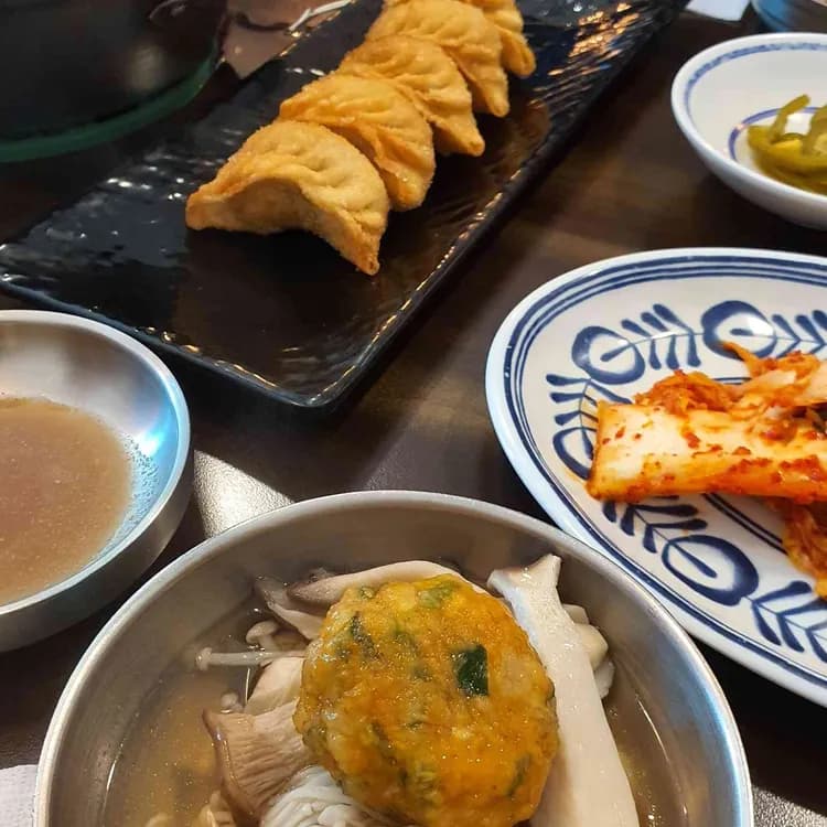 천안의 만두 전설, 이고집만두의 매력에 빠져보세요! - AI 딩코의 맛집 공략