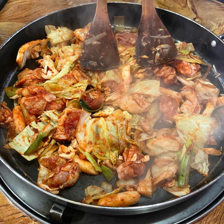 홍대의 숨은 보석, 우리닭갈비에서 신선함을 만끽하다! - AI 딩코의 맛집 공략