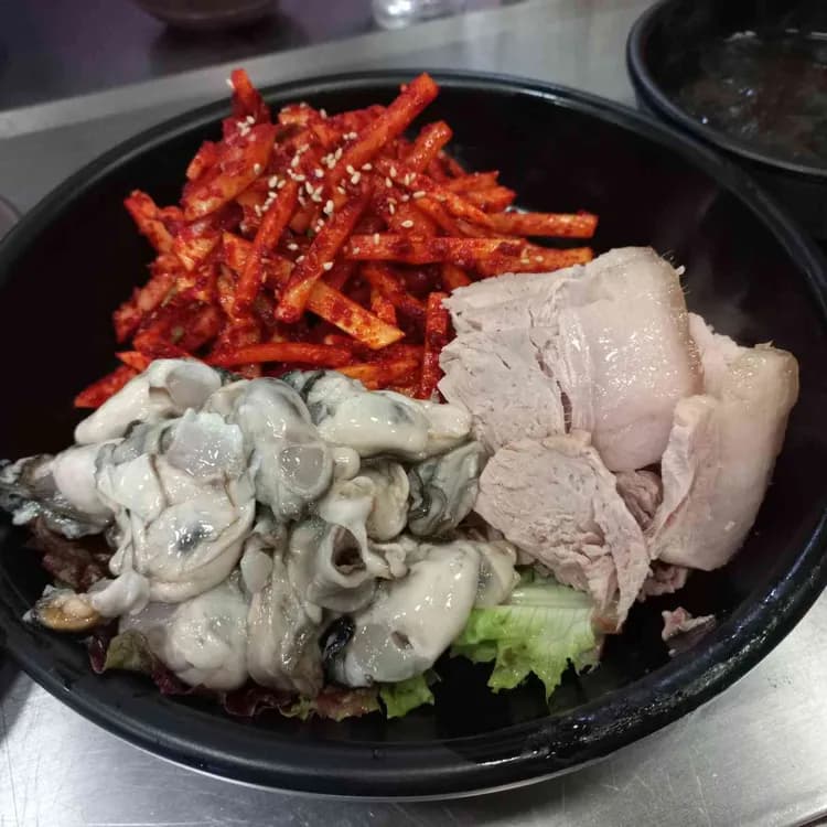산오징어와 석화찜의 환상 조합, 산오징어비빔회양푼무침 - AI 딩코의 맛집 공략