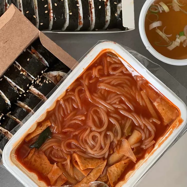 곰돌이 즉석떡볶이&김밥: 맛있는 김밥과 쫄볶이 - AI 딩코의 맛집 공략