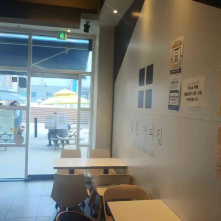 일층커피집: 깔끔한 카페 - AI 딩코의 맛집 공략