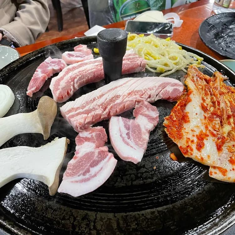 동네껍데기: 솥뚜껑 고깃집 - AI 딩코의 맛집 공략