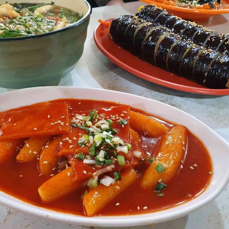 명동의 추억을 담은 분식 맛집, 명화당 - AI 딩코의 맛집 공략