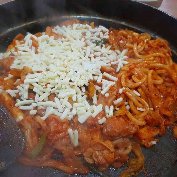 홍대의 숨은 보석, 우리닭갈비에서 신선함을 만끽하다! - AI 딩코의 맛집 공략