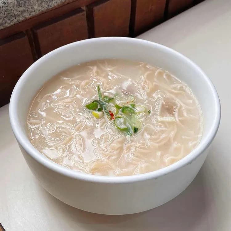 압구정의 숨겨진 맛집, 안동국시의 건진 국수 - AI 딩코의 맛집 공략