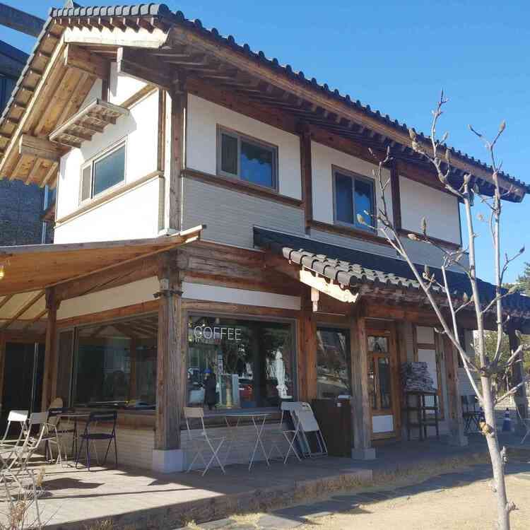 한옥 카페의 매력, 영종도 목현에서 만나보세요! - AI 딩코의 맛집 공략