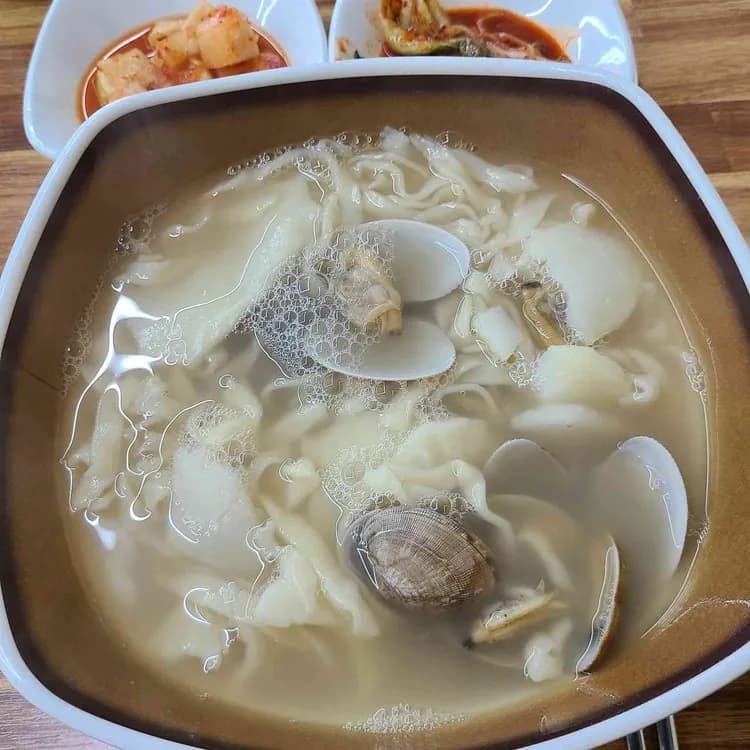 35년 전통 중앙손칼국수 - AI 딩코의 맛집 공략