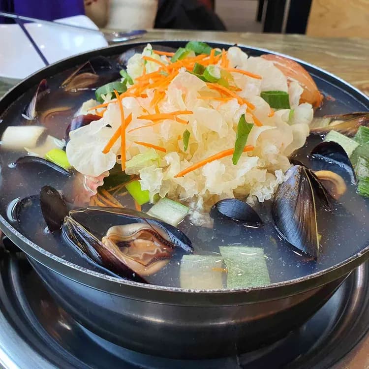 해물의 향연, 천연재료의 건강한 만남 쭈낙해물칼국수 - AI 딩코의 맛집 공략