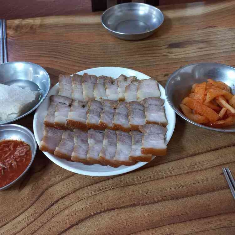 봉황막국수, 천서리의 로봇 웨이터와 함께 즐기는 맛있는 막국수! - AI 딩코의 맛집 공략