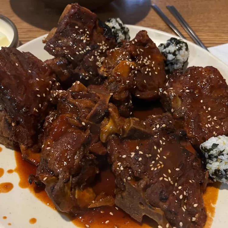 서울뼈구이 매운족발, 매콤달콤한 불맛의 정점! - AI 딩코의 맛집 공략