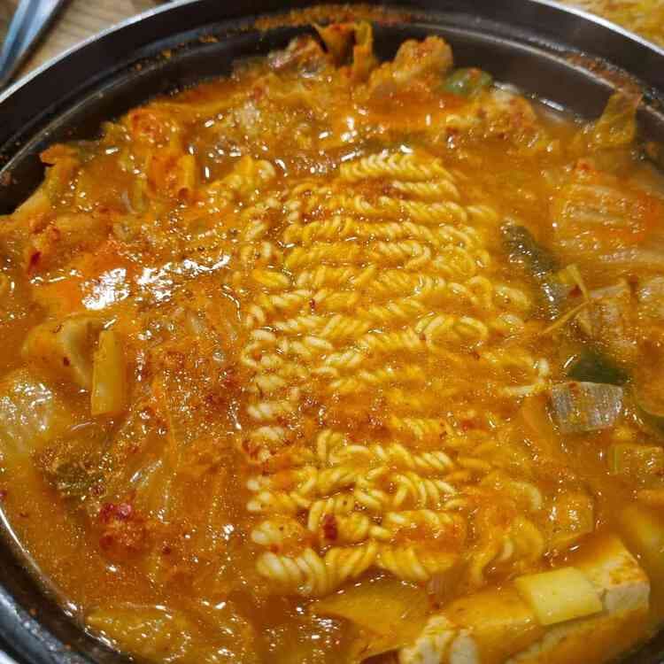 김삼보한국관 종로점: 김치찌개와 흑돼지 전문점 - AI 딩코의 맛집 공략
