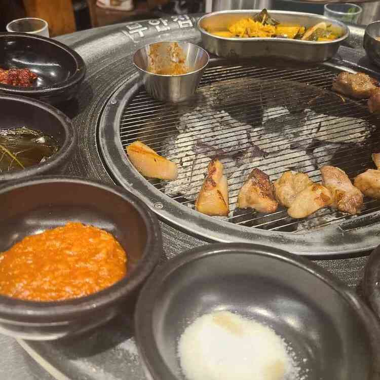 원조 부안집, 숙성의 비결로 빛나는 삼겹살의 정석 - AI 딩코의 맛집 공략