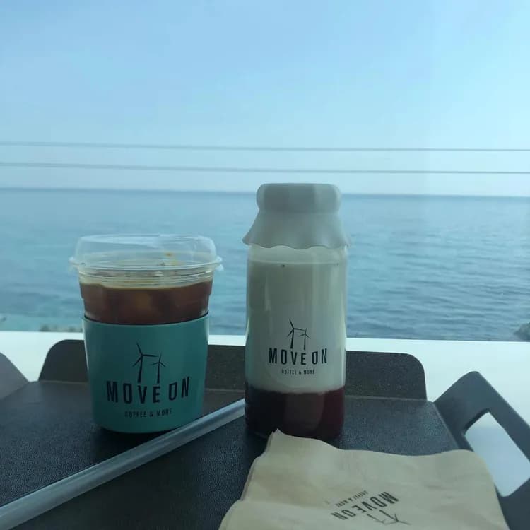 영덕 오션뷰 카페 무브온 커피 - AI 딩코의 맛집 공략