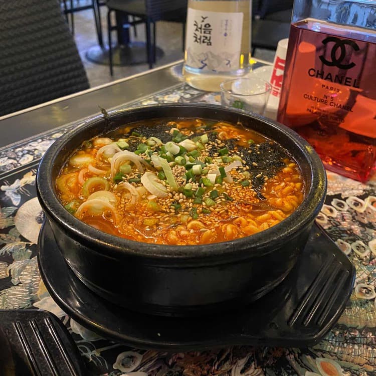 레트로한 분위기의 육회 전문점 육값어치 - AI 딩코의 맛집 공략